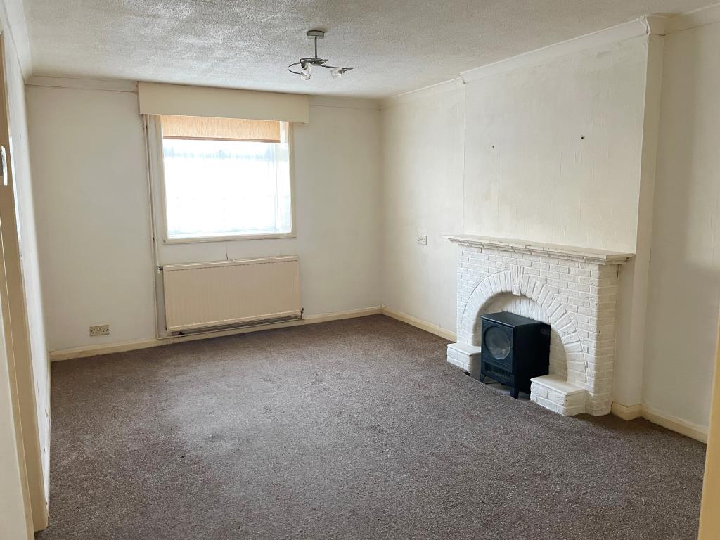 Lot: 60 - LARGE TWO-BEDROOM GROUND FLOOR FLAT - Living room with gas fire